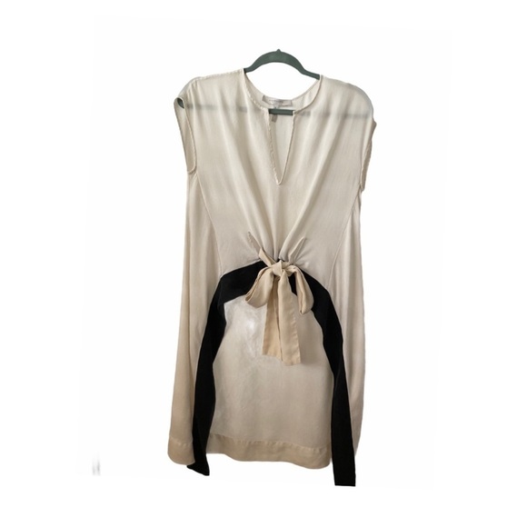 BCBGMaxAzria Tops - BCBG Maxazria Hi Lo Top Size Small